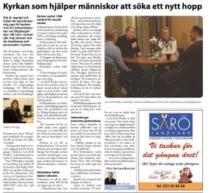 Människor som pratar runt ett bord i Johanneskyrkan, Göteborg.