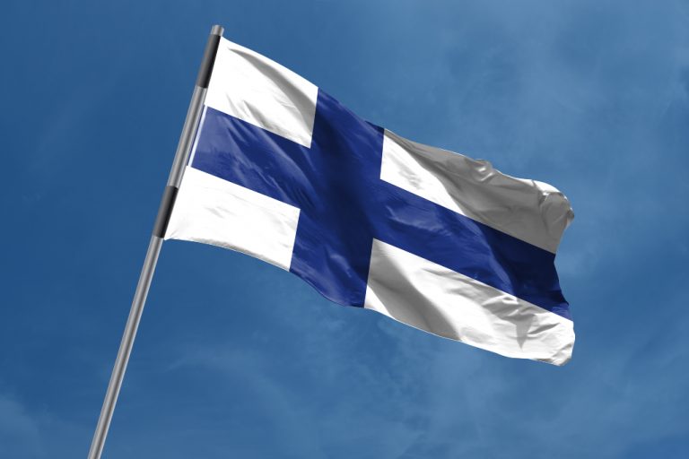 Finland flagga mot bakgrund av en himmel
