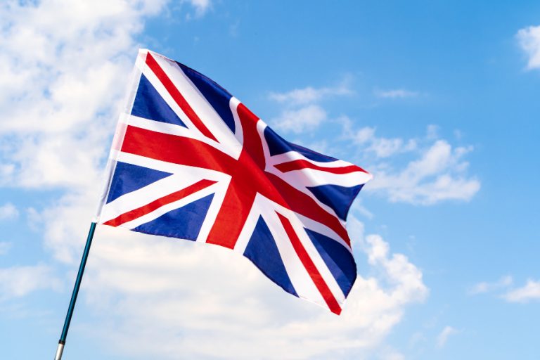 Storbritanniens flagga mot bakgrund av en himmel