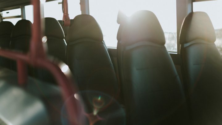 Säten i en tom buss