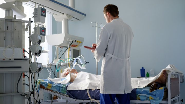 Sjukvårdspersonal som tittar till en patient