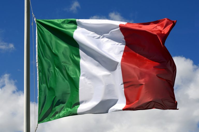 Italiens flagga mot bakgrund av en himmel