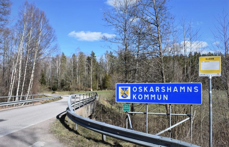 Oskarshamns kommun-skylt vid gränsen till Hultsfreds kommun