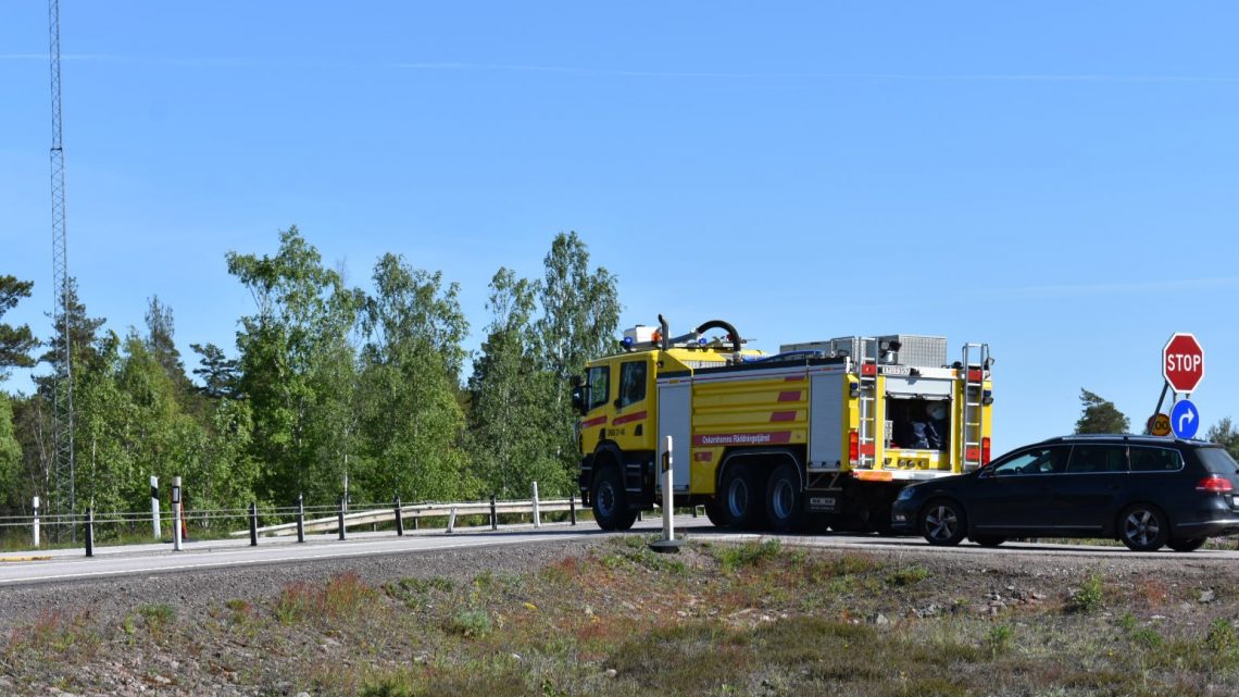 Oskarshamn: Bilist körde in i arbetsfordon Oskarshamn: Bilist körde in i arbetsfordon