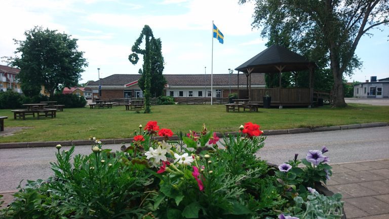 Midsommarstång på torget i Kristdala