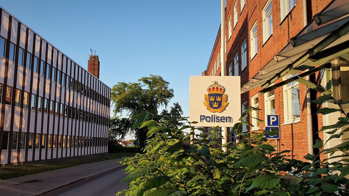 Bild på polisstationen i Oskarhamn i solljus