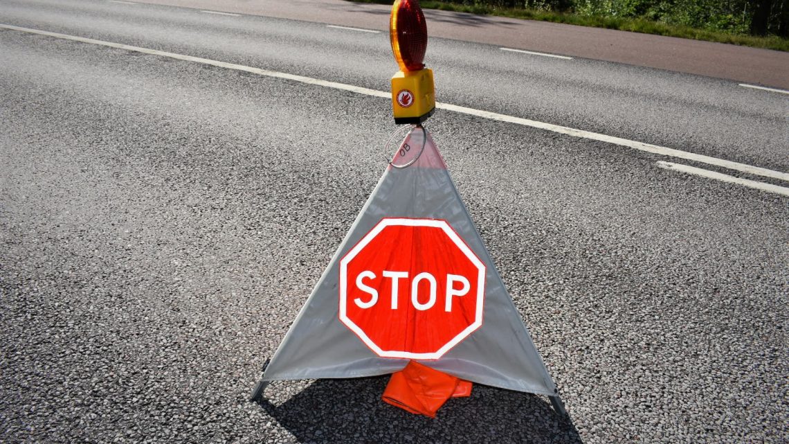 Bild på stopptriangel på vägen
