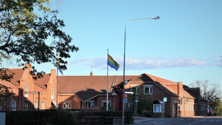 Regnbågsflaggan, prideflaggan, hissad utanför stadshuset