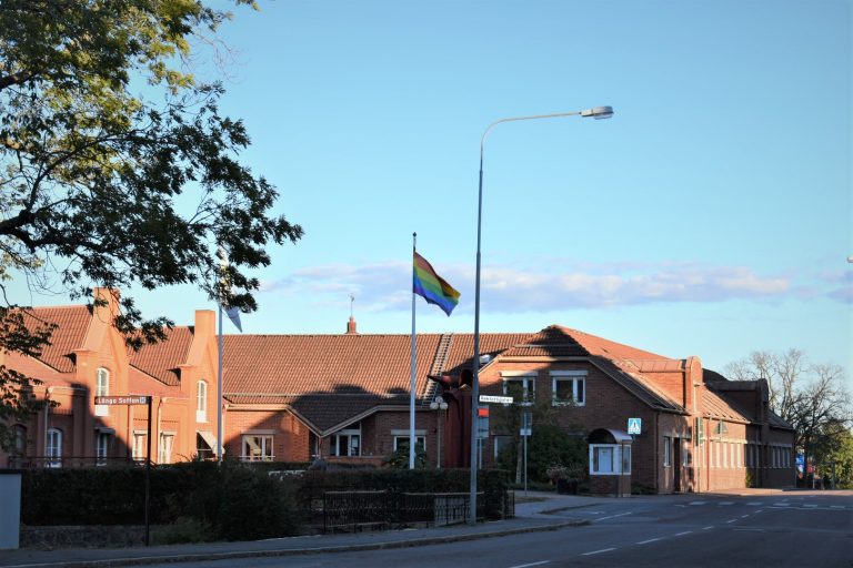 Regnbågsflaggan, prideflaggan, hissad utanför stadshuset