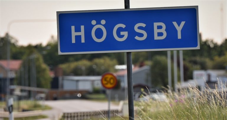 Vägskylt med Högsby