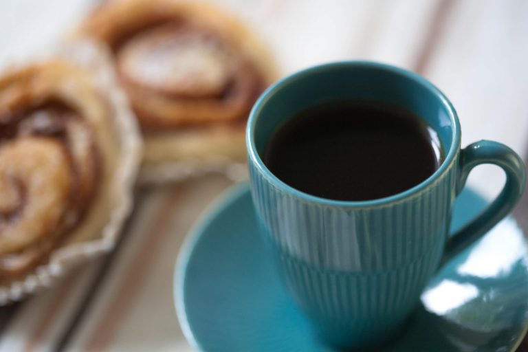 En kanelbulle och en kopp kaffe