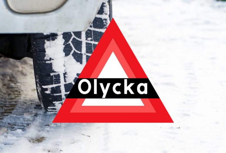 olyckstriangel och bildäck i vintermiljö