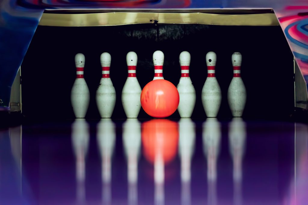 Bowlingbana med klot och käglor