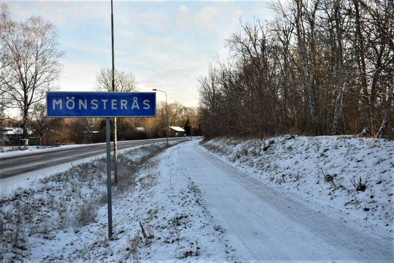 Vägskylt Mönsterås vinter