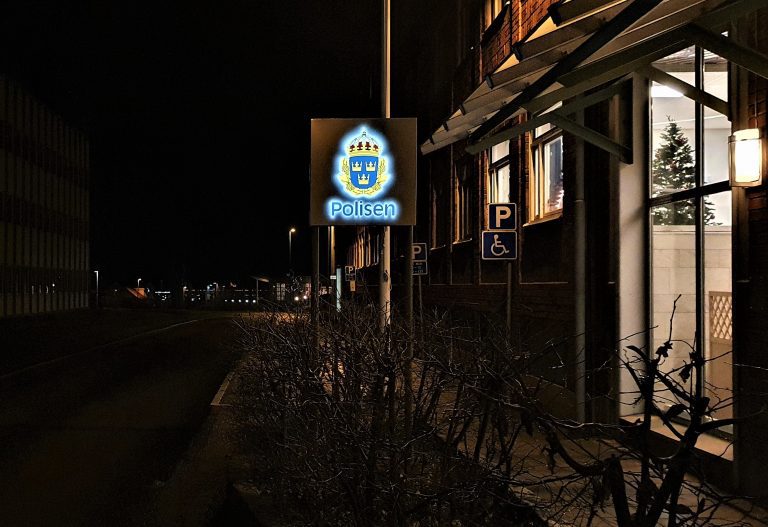 Bild på polisstationen i Oskarhamn i mörker