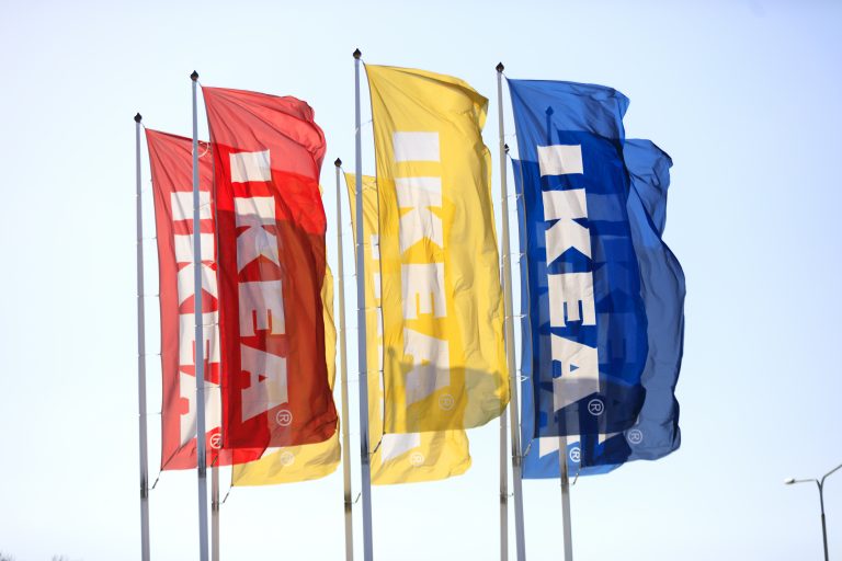 Flaggor med IKEAs logga