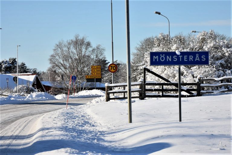 Vägskylt Mönsterås med snö
