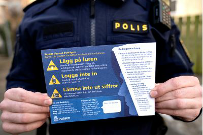 Bild på polis som visar polisens informationskampanj om telefonbedrägerier