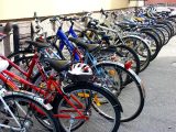 Ett 20-tal parkerade cyklar