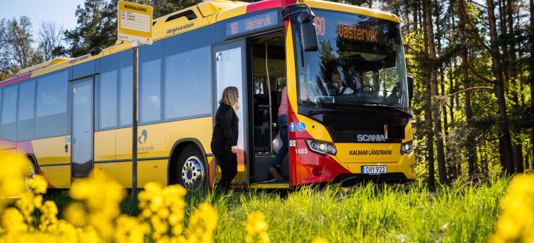 Kvinna stiger på buss