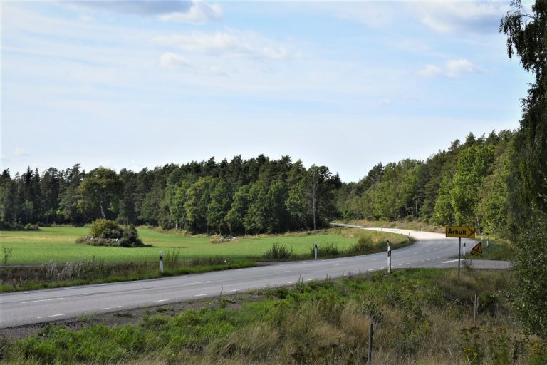 Riksväg 37/47 i höjd med byn Århult, mellan Oskarshamn och Bockara