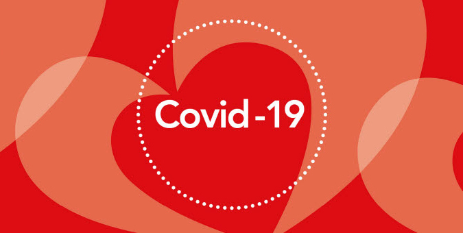Covid-19 i cirkel med röda hjärtan som bakgrund