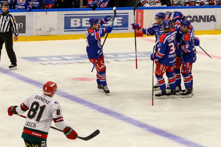 IK Oskarshamn tar ledningen med 1-0 mot Frölunda HC.