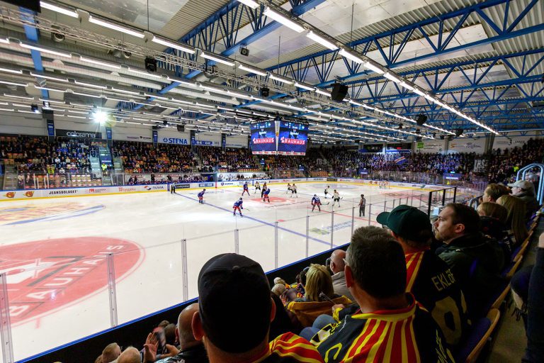 Publik och spelare i Be-Ge Hockey Center Oskarshamn