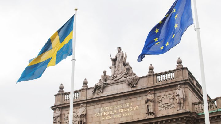 Flaggorna är hissade på Riksplan framför Östra riksdagshuset.