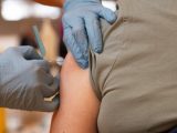Vaccinering mot covid-19 i arm