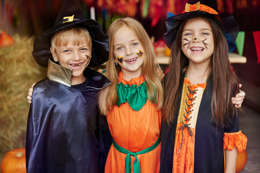 Tre utklädda barn på Halloween