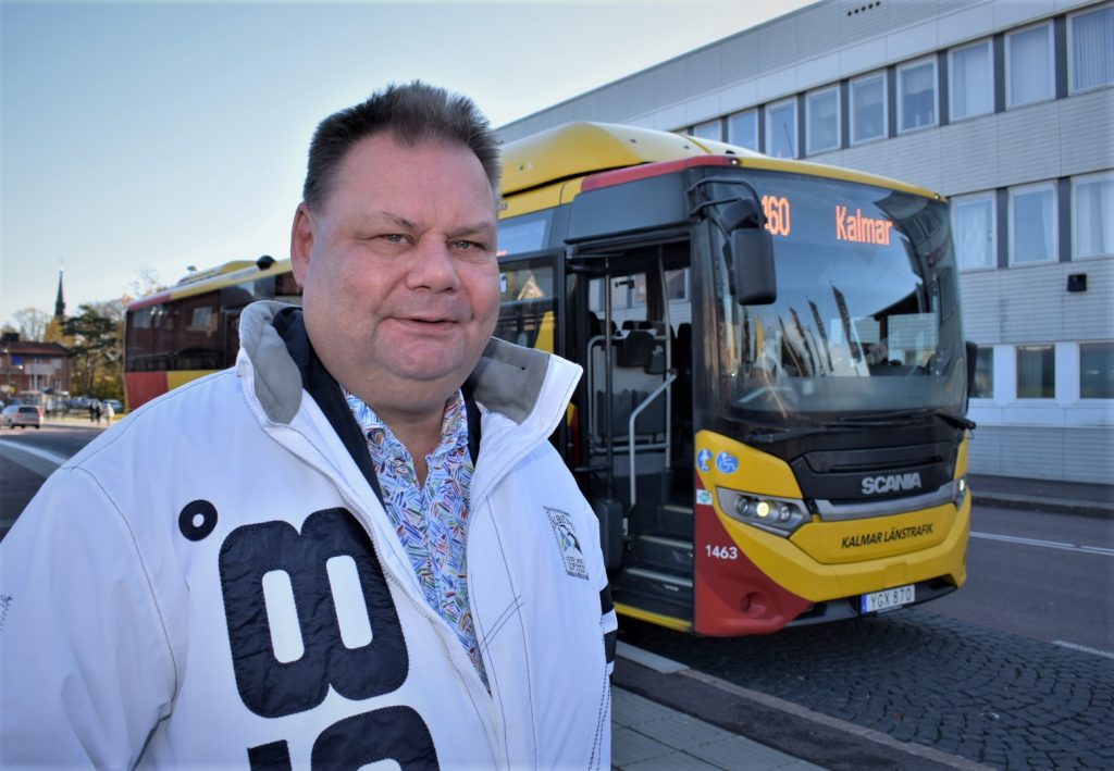 Peter Wretlund (S), regionråd med KLT-buss i bakgrunden