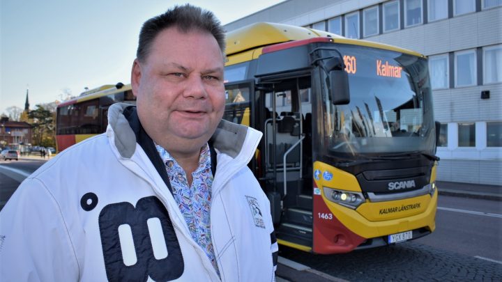 Peter Wretlund (S), regionråd med KLT-buss i bakgrunden