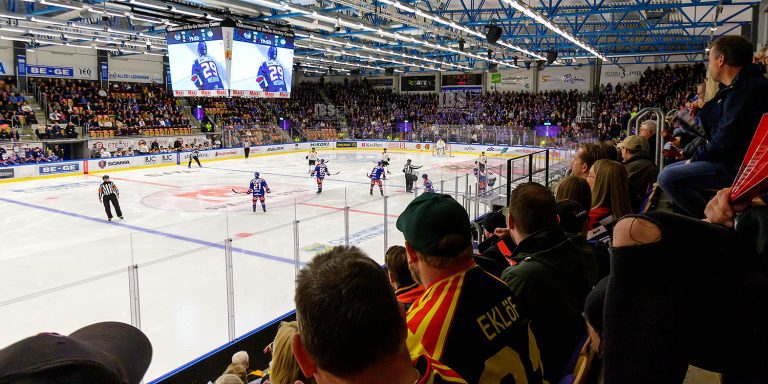 Publik och spelare i Be-Ge Hockey Center Oskarshamn