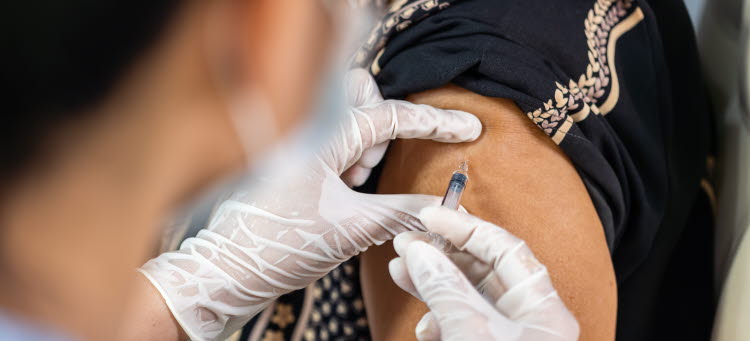 Vaccinering mot covid-19 i arm