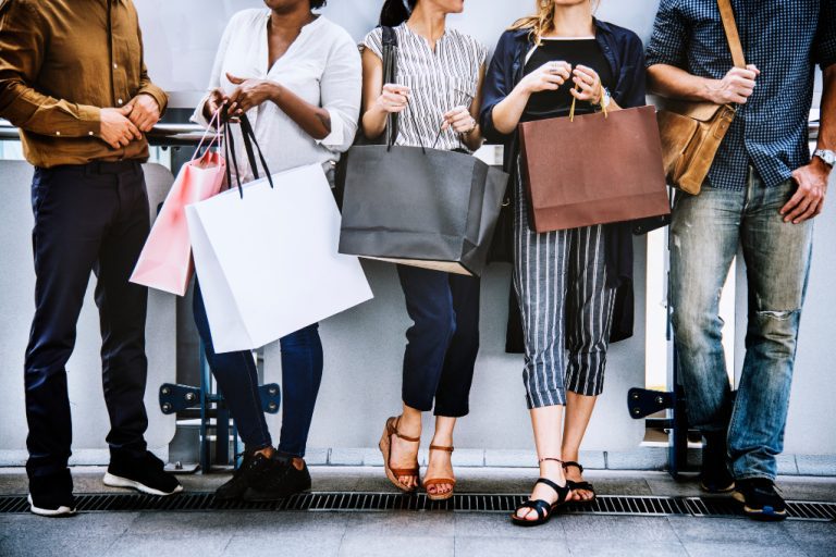 Fem personer med shoppingbagar