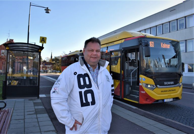 Peter Wretlund (S), regionråd vid busshållplatsen i Oskarshamn