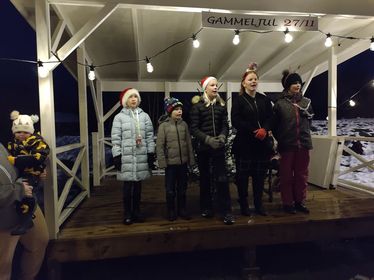 Fem barn sjunger julsånger