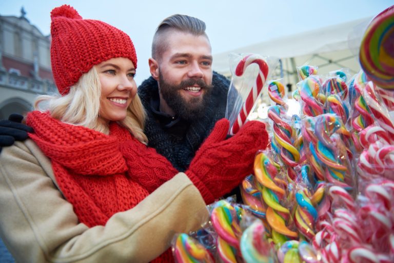 Ett par som studerar julgodis för upphängning i gran