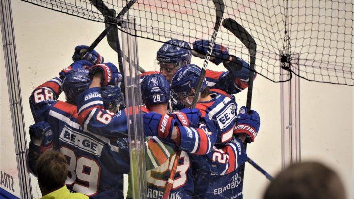 Ishockey, IK Oskarshamn jublar efter ett mål