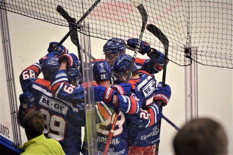 Ishockey, IK Oskarshamn jublar efter ett mål