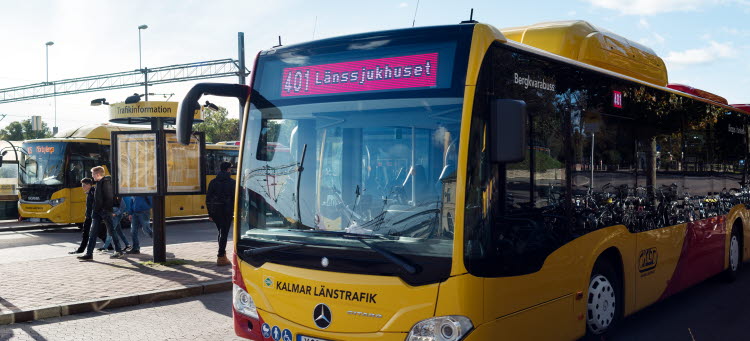 Buss från Kalmar Länstrafik på busshållplatsen