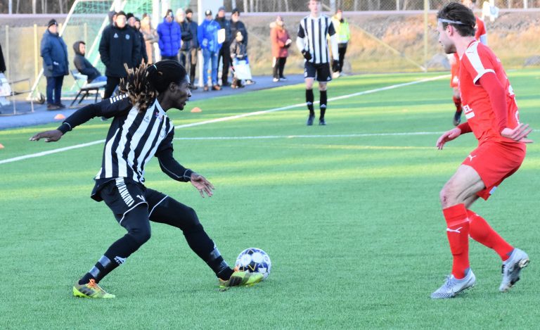 Två fotbollsspelare i en match på en konstgräsplan i Högsby.