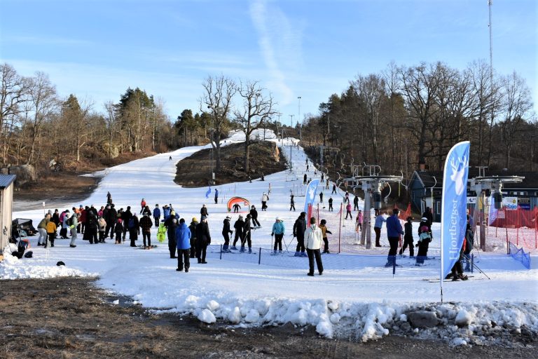 Hjortberget i Oskarshamn, folk ägnar sig åt utförsåkning.