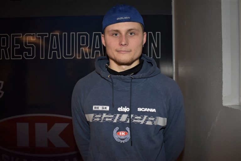 Närbild på hockeyspelaren John Dahlström, IK Oskarshamn, har keps på sig, tittar in i kameran.