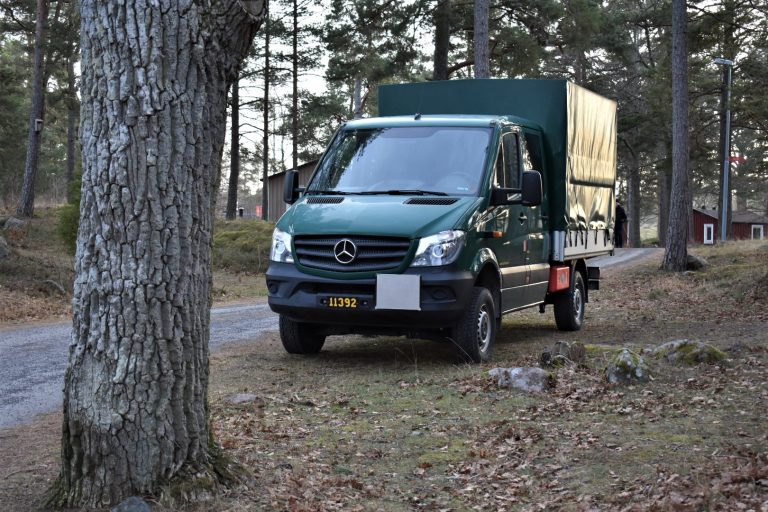 Militärfordon står parkerat i Gunnarsö stugby i Oskarshamn.