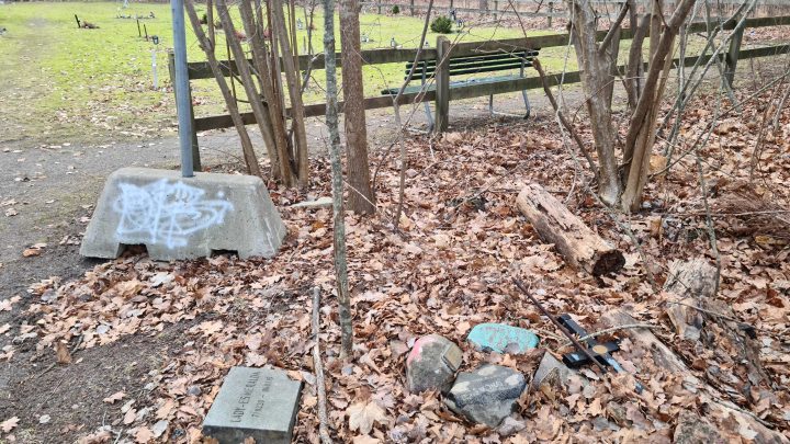 Nedskräpning på djurkyrkogård i Oskarshamn