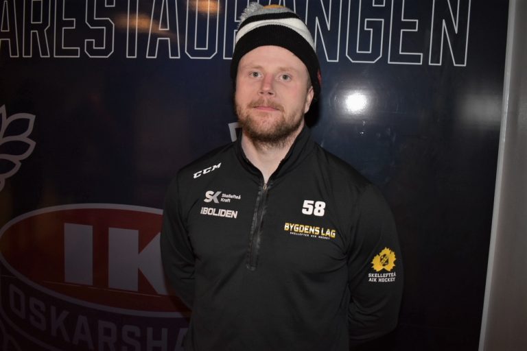 Närbild på Oskar Nilsson, hockeyspelare i Skellefteå AIK,