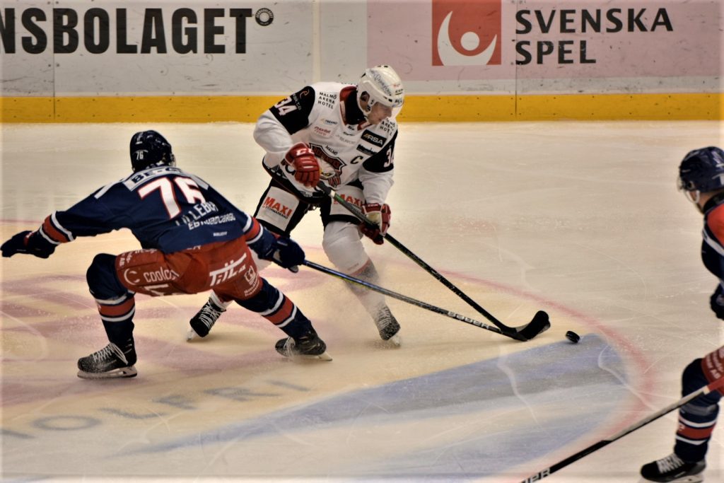 Ishockeymatch mellan IK Oskarshamn och Malmö. På bilden Emil Martinsen Lilleberg i IK Oskarshamn och Carl Söderberg i Malmö, i en kampsituation.