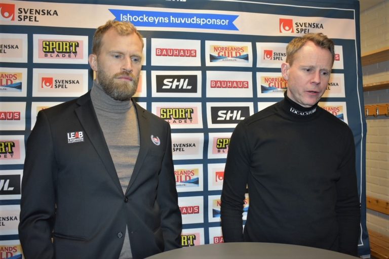 Två hockeytränare på en pressträff, Mathias Tjärnqvist (assisterande tränare i IK Oskarshamn) och Robert Ohlsson (huvudtränare i Skellefteå AIK).